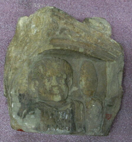 Stèle votive à Saturne (fragment), image 1/1