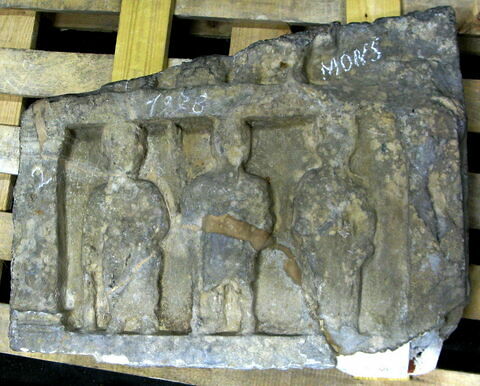 Stèle votive à Saturne (fragment), image 2/3