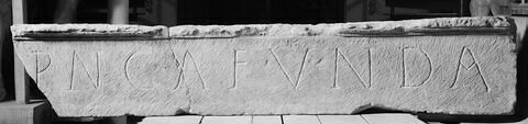 architrave  ; inscription, image 2/2