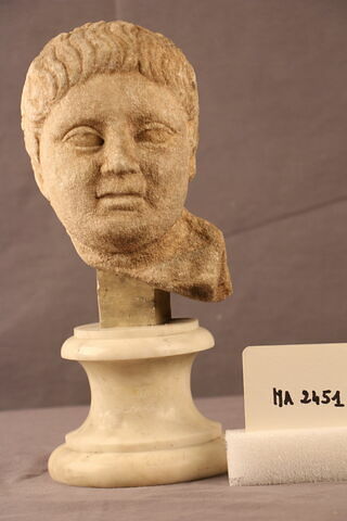 statue, image 2/8