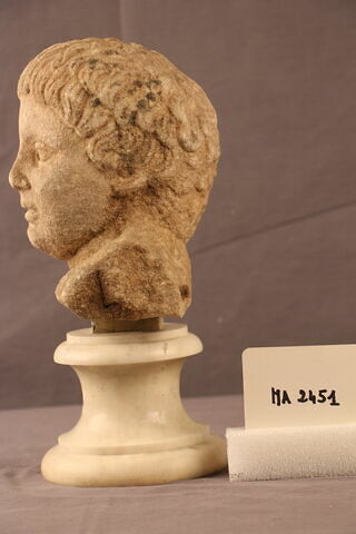 statue, image 3/8
