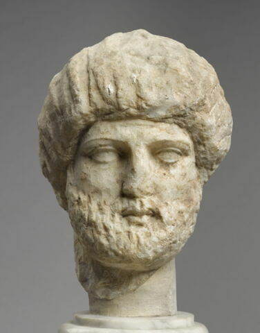 statuette, image 2/5