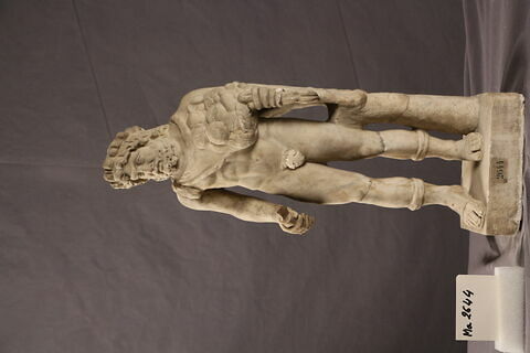 statuette, image 2/4
