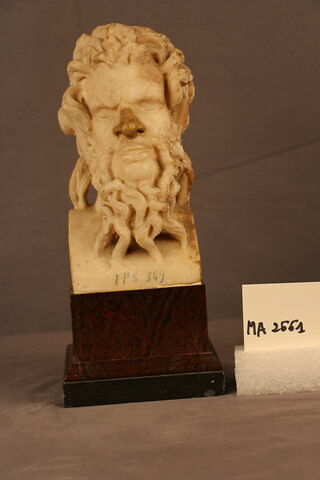 statuette, image 2/4