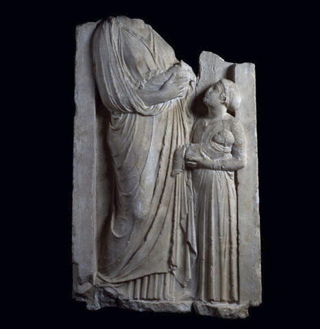 Stèle funéraire femme, servante et nourissons, image 3/4