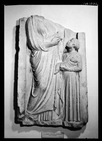 Stèle funéraire femme, servante et nourissons, image 4/4