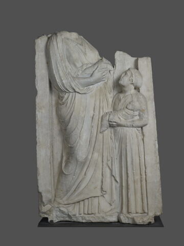 Stèle funéraire femme, servante et nourissons, image 2/4