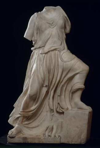 Femme drapée en course, image 6/8