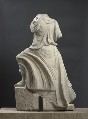 Femme drapée en course, image 4/8