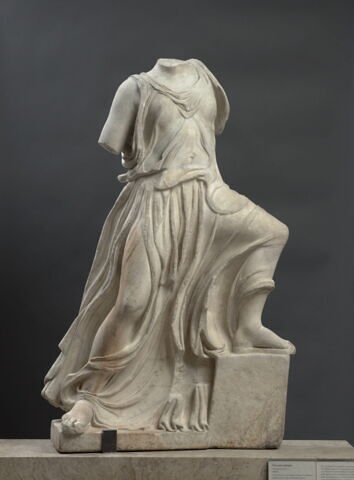 Femme drapée en course, image 5/8
