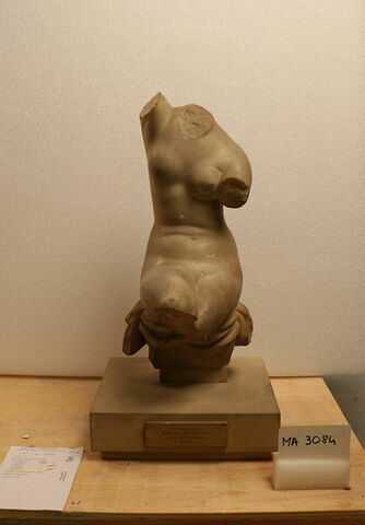 statuette, image 2/4