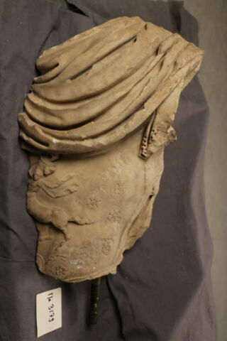 statue