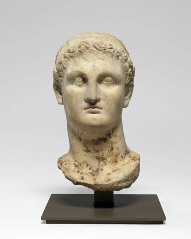 statue, image 2/5