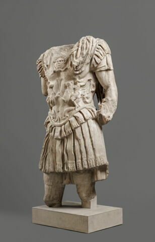 statue, image 3/5