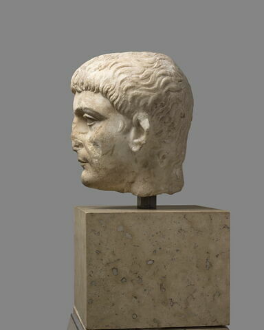 statue, image 2/3