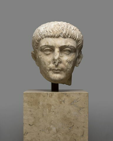 statue, image 3/3