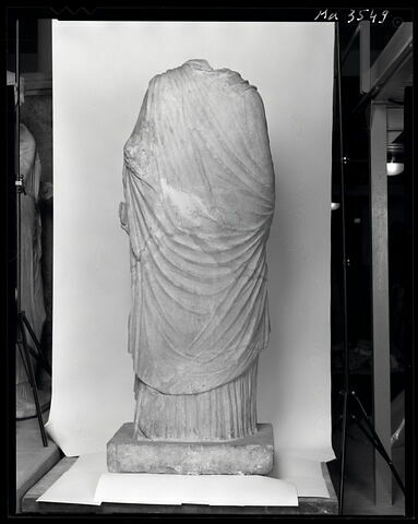 statue