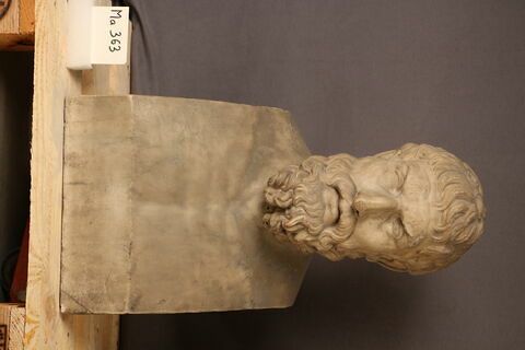 statue, image 2/5