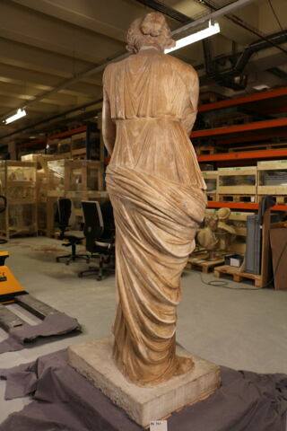 statue, image 3/8