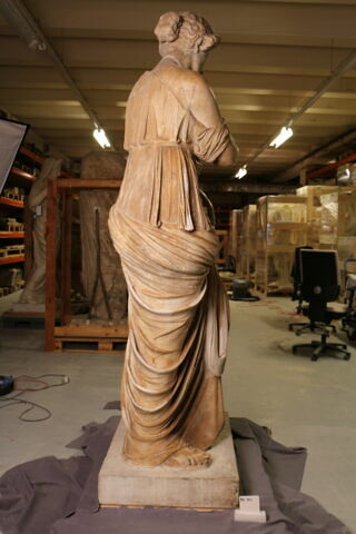 statue, image 4/8