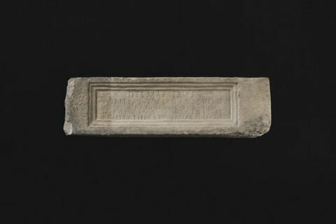 architrave ; inscription