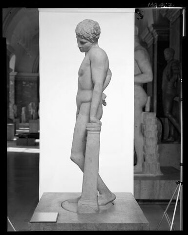 Statue d'éphèbe du type de 