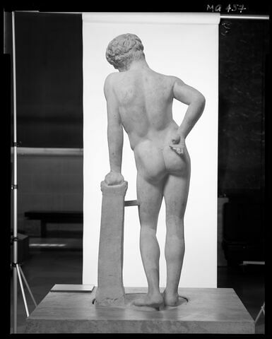Statue d'éphèbe du type de 