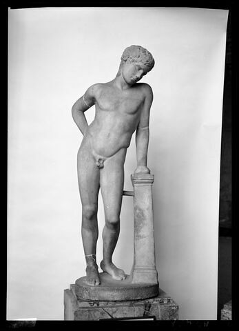 Statue d'éphèbe du type de 