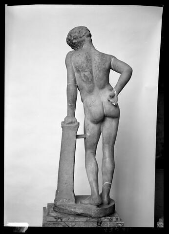 Statue d'éphèbe du type de 