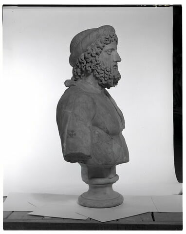 statue  ; statue, image 6/7