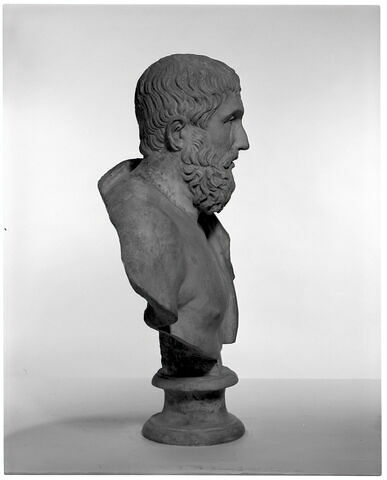 statue, image 2/2