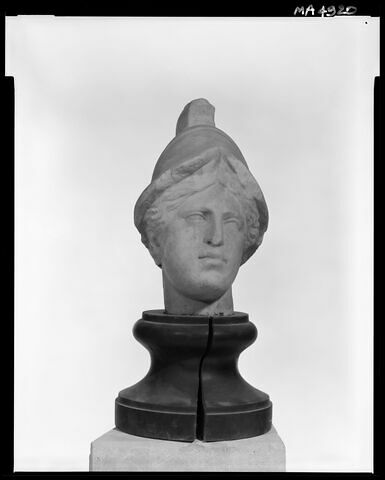 statue, image 3/3