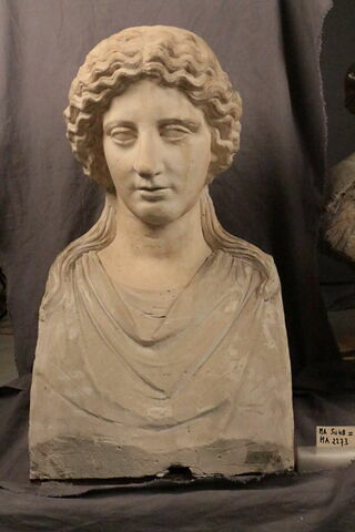 statue