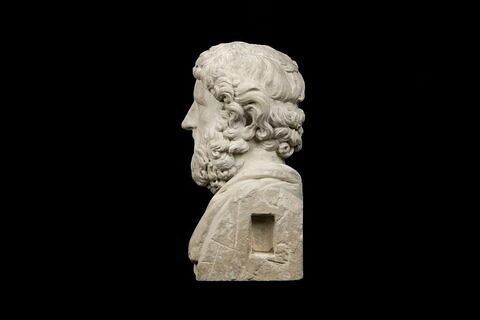 statue, image 2/4