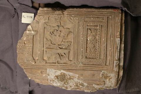 relief architectural ; plaque de chancel, image 2/2