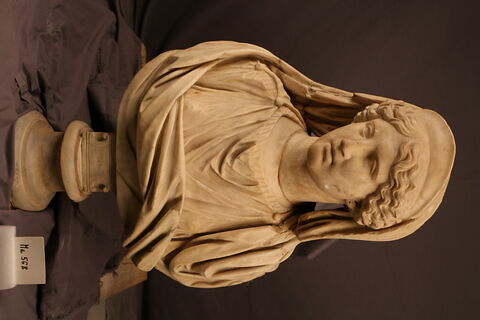 statue, image 2/6
