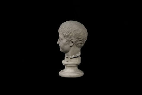 statue, image 4/7