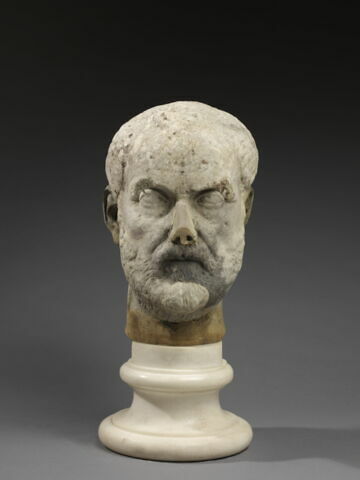 statue, image 2/4