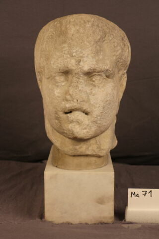statue