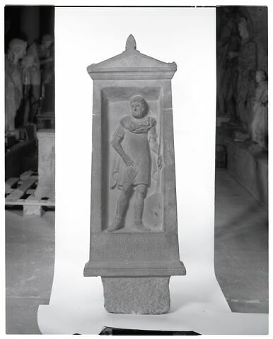 stèle funéraire, image 2/2