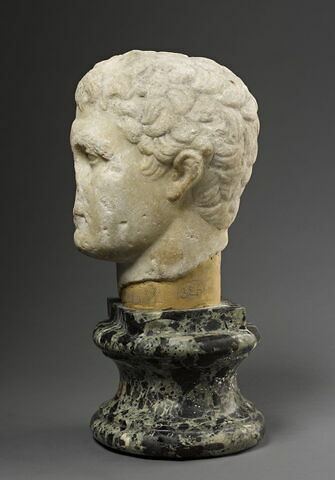 statue, image 2/7