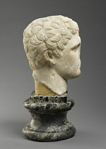 statue, image 4/7