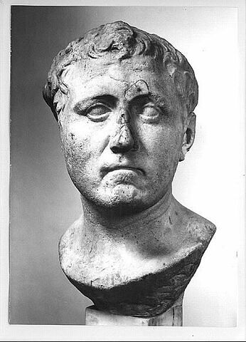 statue, image 2/3