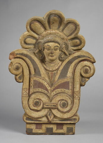 Antéfixe figurant une tête féminine nimbée émergeant d'une fleur de lotus, image 1/2