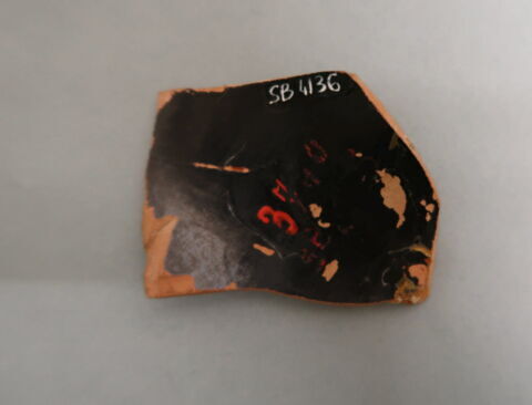rhyton  ; vase plastique, image 2/3