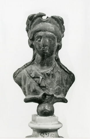 statuette en buste ; couronnement de trépied