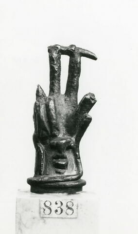 statuette, image 2/2
