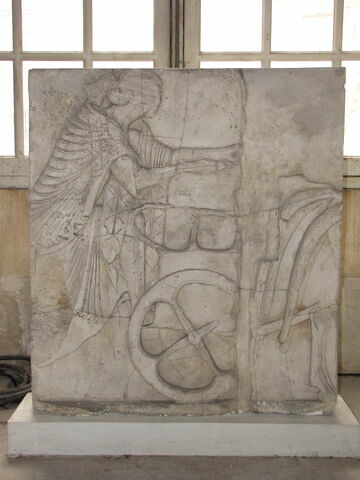 Tirage d'un bas-relief représentant un personnage montant sur un char, image 1/2