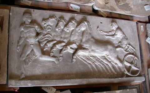 Tirage d’un relief représentant un quadrige et un homme courant devant., image 1/1