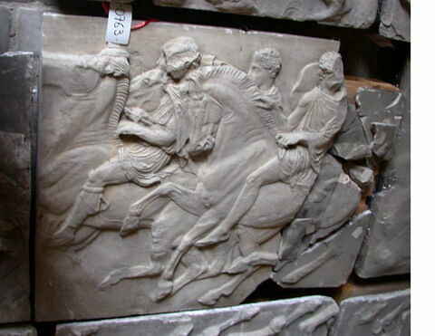 Tirage d'une plaque de la frise nord du Parthénon représentant trois cavaliers